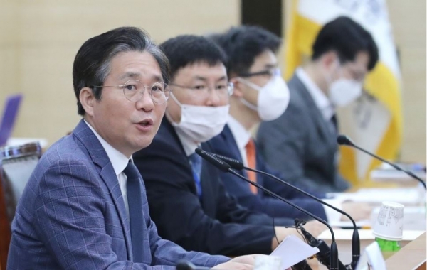 성윤모 산업통상자원부 장관(왼쪽)이 3일 정부세종청사에서 열린 제116차 경제자유구역위원회에서 발언하고 있다.