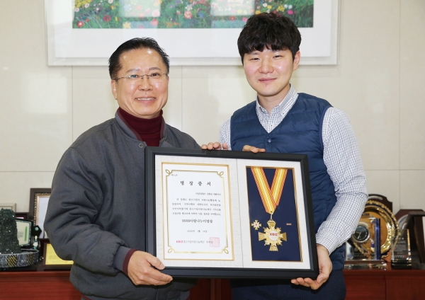 지난 1월 주 중소기업사랑나눔재단에 1억원을 기부한 김창길 금강큐츠 대표가 재단 관계자로부터 명장증서를 전달받고 있다.
