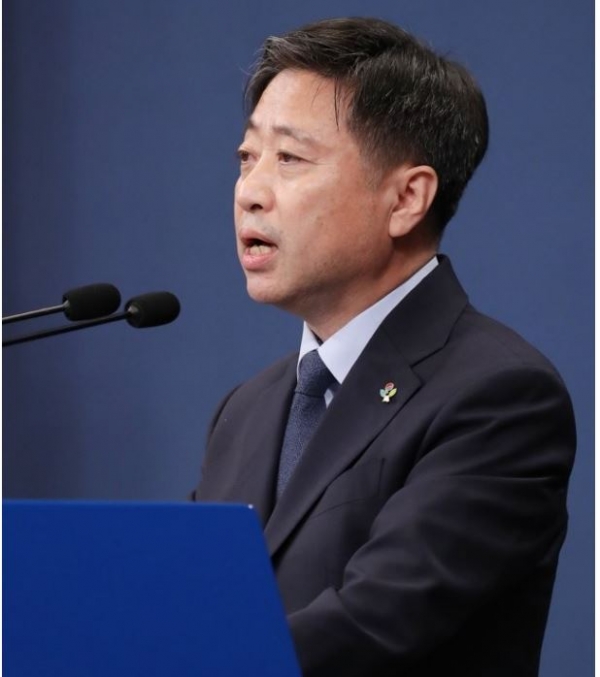 윤도한 청와대 국민소통수석이 17일 춘추관에서 북한 관련 브리핑을 하고 있다.