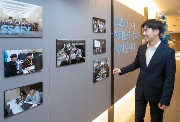 24일 서울 멀티캠퍼스 교육센터에서 열린 삼성 청년 소프트웨어 아카데미 2기 수료식에 참석한 교육생이 1년간의 활동을 되돌아 보고 있다. [삼성전자 제공]