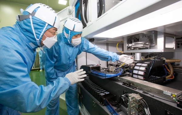 삼성전자 직원(좌)과 이오테크닉스 직원(우)이 양사가 공동 개발한 반도체 레이저 설비를 함께 살펴보고 있다.