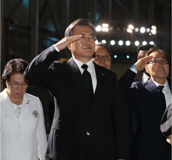 문재인 대통령이 25일 서울공항에서 열린 6·25전쟁 70주년 행사에서 봉송되는 국군 전사자 유해를 향해 거수경례하고 있다.
