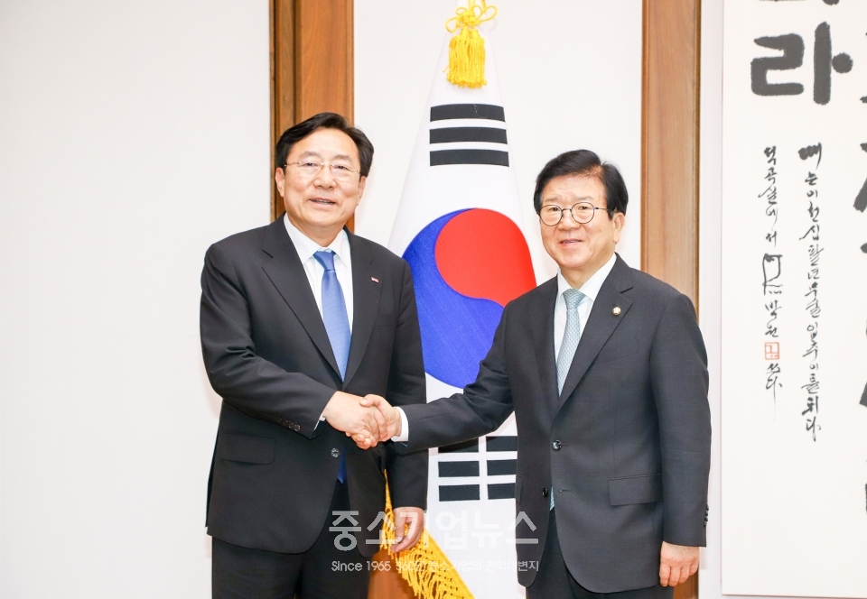 25일 오전 여의도 국회에서 김기문 중기중앙회장(왼쪽)과 박병석 국회 의장이 만나 악수하고 있다.
