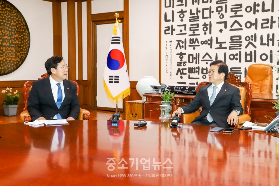 김기문 중기중앙회장(왼쪽)이 25일 오전 여의도 국회에서 박병석 국회의장을 만나 환담을 나누고 있다.