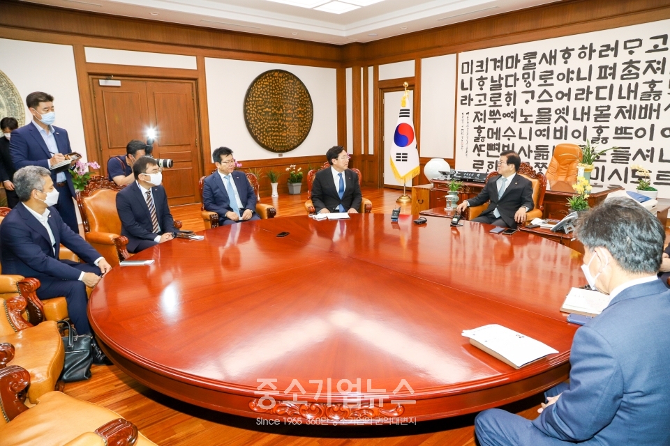 25일 오전 여의도 국회에서 김기문 중기중앙회장(왼쪽 네번째부터)등이 박병석 국회의장을 예방해 이야기를 나누고 있다.