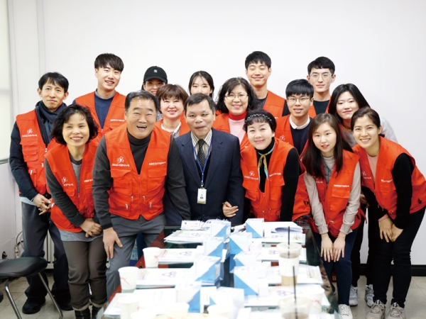 인천광역시 시각장애인복지관 구성원들과 중소기업사랑나눔재단 봉사자들이 함께 윷놀이를 하면서 즐거운 시간을 보내고 있다.