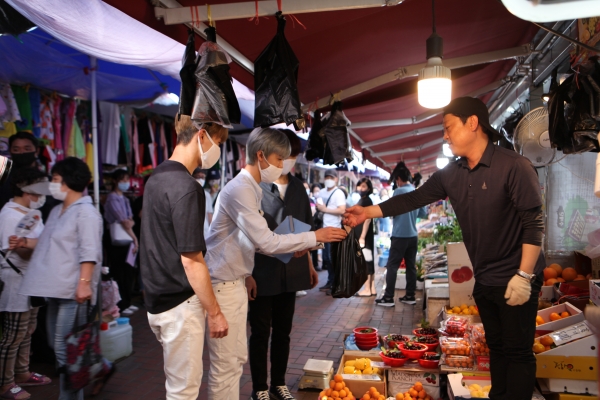 지난 28일 대구 서문시장을 방문해 자두와 잠옷을 구매한 NCT DREAM 멤버들(제공=중소벤처기업부)