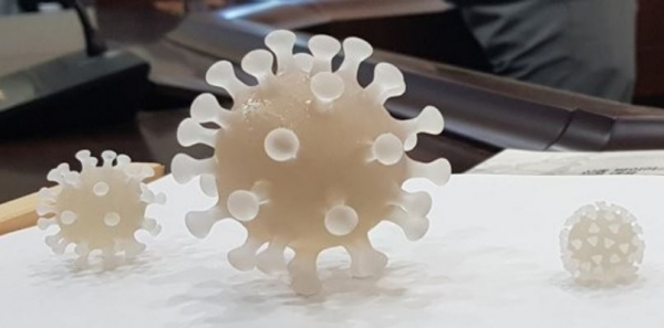한국화학연구원이 3D 프린터를 이용해 만든 코로나19 바이러스(SARS-CoV-2) 모형이 9일 화학연 회의실에 전시돼 있다.