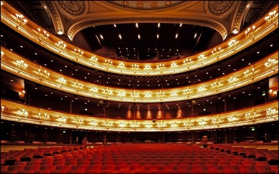 1858년에 지어져 1990년대 재건축된 영국 오페라 공연예술의 발생지 '로열 오페라하우스'