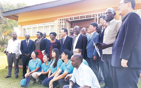 우간다에 설립한 적정기술 연구센터 개소식에 참가한 한국, 우간다 측 관계자들이 기념사진을 찍고 있다.