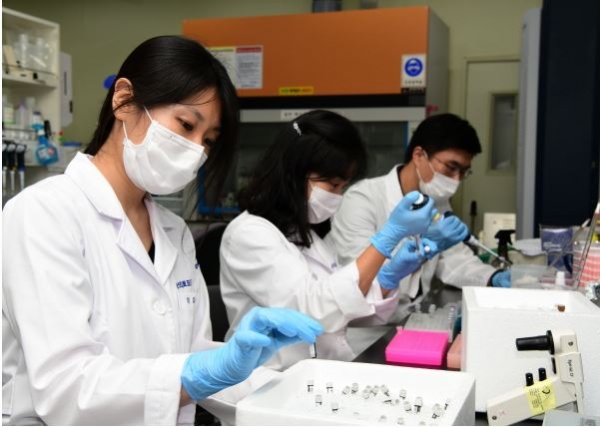 KRISS 연구팀이 코로나19 바이러스 유전자 표준물질을 제조하고 있다