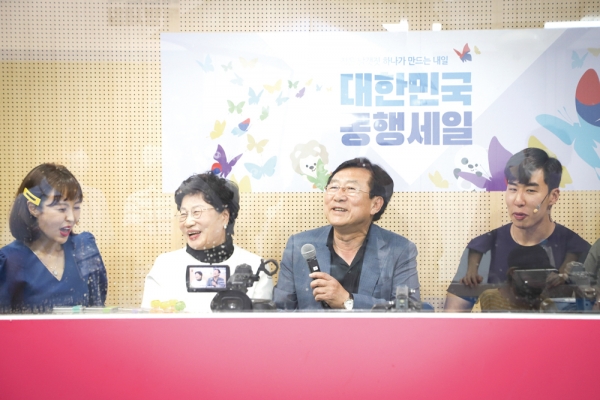 지난 12일 삼성동 코엑스에서 열린 ‘대한민국 동행세일’ 행사에 참석한 김기문 중기중앙회장(오른쪽 두번째)이 ‘가치삽시다 TV’ 라이브방송에 출연해 이야기를 나누고 있다.