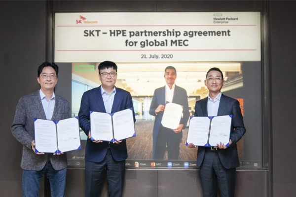 (사진 왼쪽부터) 김윤 CTO, 하형일 SK텔레콤 코퍼레이트2센터장, 함기호 한국HPE 대표가 영상회의를 통해 싱가포르의 나린다 카푸어 HPE APAC대표(화면)와 컨소시엄 계약을 체결하고 있다.