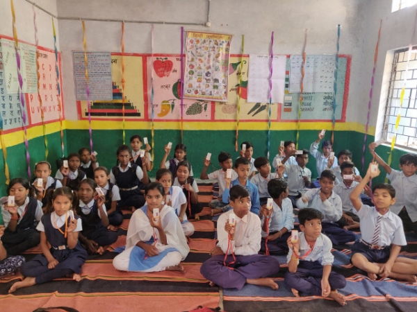 인도의 한 공립학교 학생들이 태그하이브의 ‘클래스사티’ 단말기를 갖고 수업에 참여하고 있다