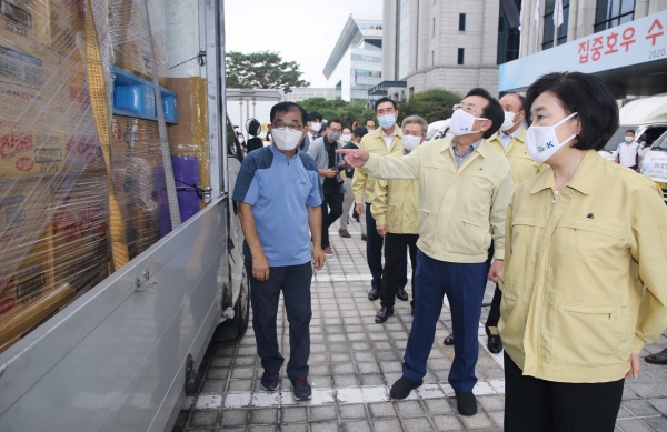 김기문 중기중앙회장과 박영선 중기부 장관이 구호물품을 둘러보고 있다.
