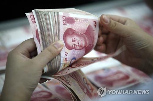 위안화 지폐 세는 중국 은행 직원 [연합뉴스 자료사진]