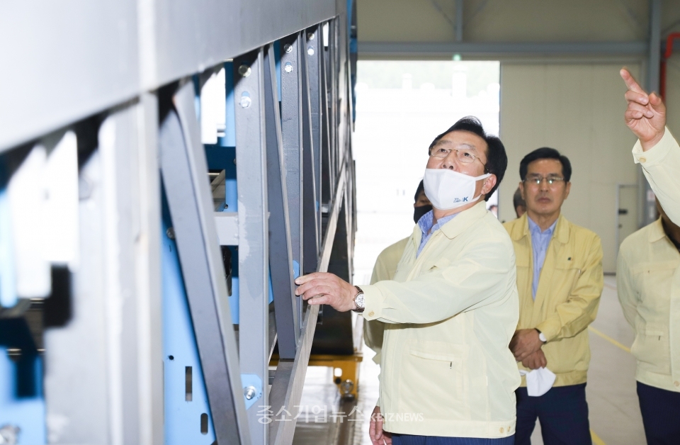지난 6일 파주 적성일반산업단지내 에스컬레이터 제조업체 신진 엔지니어링을 방문한 김기문 중기중앙회장(왼쪽)이 제조설비 등을 둘러보고 있다.