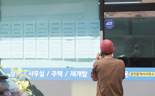 정부의 다중 규제에도 집값이 쉽게 잡히지 않으면서 서울 외곽지역에서도 보증금 5억원이 넘는 전세매물이 나오고 있다. 지난 23일 서울 시내 한 부동산중개업소 앞에서 시민이 임대광고를 보고 있다.