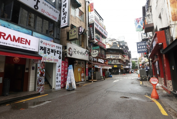 코로나가 재확산되는 가운데 지난 27일 점심시간대 서울 종로구 거리가 한산한 모습을 보이고 있다.