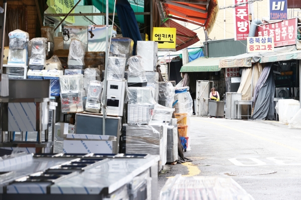 최근 폐업하는 상점들이 늘면서 중고 주방기기 상점들이 모여 있는 서울 황학동 거리는 사람대신 중고 주방기기들이 거리를 채우고 있다.
