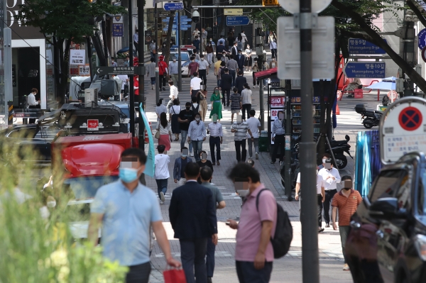 정부가 수도권에 적용된 '사회적 거리두기 2.5단계'를 연장하기로 4일 오후 공식 발표했다. [제공=연합뉴스]