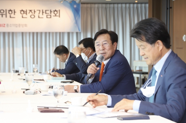 김기문 중소기업중앙회장(오른쪽 두 번째)가 15일 열린 조선업계 애로해소 간담회에서 인사말을 하고 있다.