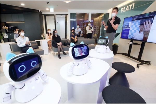 17일 서울 송파구 스테이지파이브 본사에서 진행된 AI 반려로봇 공동 사업을 위한 업무협약식에서 누와 로보틱스 Leo Guo(화면속) 대표와 화상 연결 시연을 하고 있다.