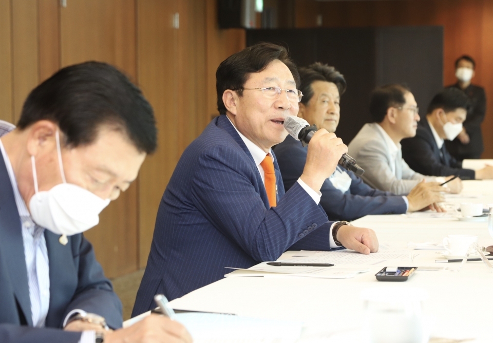 지난 9월 15일 부산 롯데호텔에서 열린 '조선업계 애로해소를 위한 간담회'에서 김기문 중기중앙회장(왼쪽 두번째)이 인사말을 하고 있다.