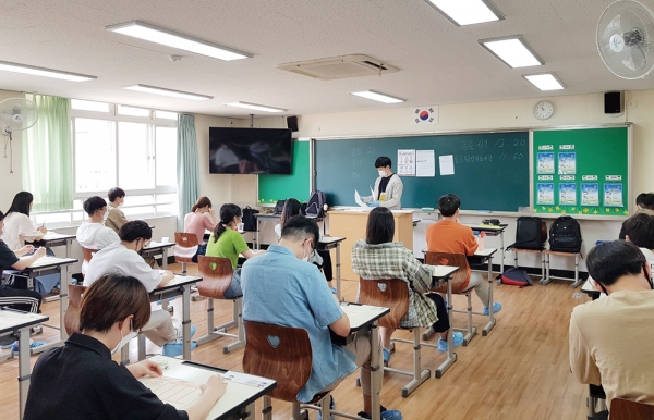 서울시 한 중학교에서 응시자들이 IPAT를 치루고 있다.