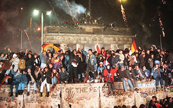 매년 10월 3일은 독일 통일의 날이다. 올해는 독일 통일 30주년으로 다양한 행사가 기획됐으나, 코로나19로 인해서 연기 혹은 취소가 불가피 할 것으로 보인다. 사진은 지난 2009년 10월, 독일 통일 20주년 기념행사 당시 베를린 장벽위에 올라가있는 독일 국민들의 모습.