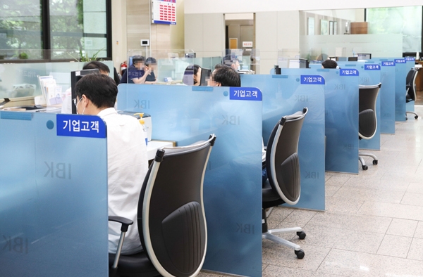 한국은행에 따르면 지난 2분기 말 가계·기업의 부채는 명목 국내총생산(GDP)의 2배 수준인 것으로 나타났다. 사진은 서울 여의도 기업은행에서 기업대출을 상담받고 있는 고객의 모습.