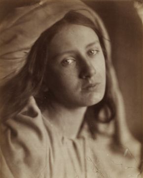 2_사진으로 예술성을 담아내려 했던 줄리아 마가렛 카메론(Julia Margaret Cameron, 1815-1879)의 초상 사진 작품. 베아트리체 Beatrice(1866)