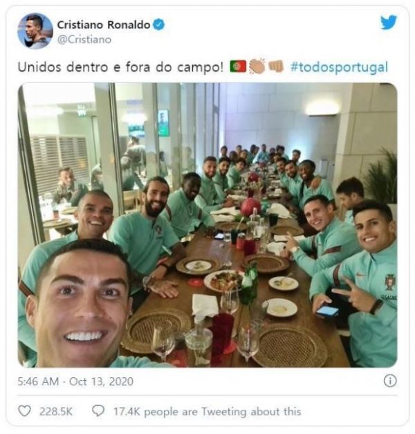 축구 선수 크리스티아누 호날두(왼쪽 맨 아래)가 지난 12일 프랑스와의 국가 대항전 이후 동료들과 함께 식사하고 있는 모습.