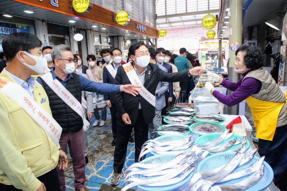 19일 거제 고현시장을 찾은 김기문 중소기업중앙회장(왼쪽에서 세번째)이 시장상인에게 삼계탕과 방역물품을 전달하고 있다.