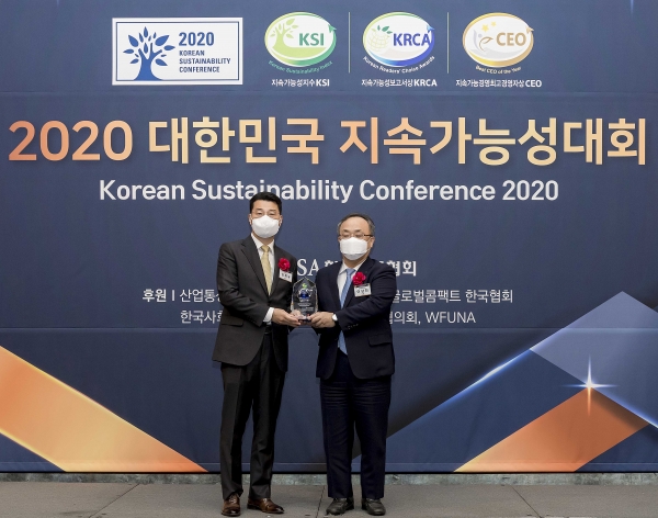 심재국 KCC 총무인사총괄 상무(왼쪽부터), 이상진 한국표준협회 회장이 16일 서울 소공동 롯데호텔에서 열린 ‘2020 대한민국 지속가능성대회’에서 기념 촬영을 하고 있다.