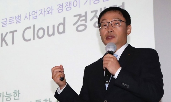 구현모 KT 대표가 28일 서울 그랜드 인터컨티넨탈 파르나스 호텔에서 열린 KT 2020년 기자간담회에서 디지털 플랫폼 기업으로의 도약과 B2B ICT 시장 1등 기업 실현을 위한 비전을 발표하고 있다.