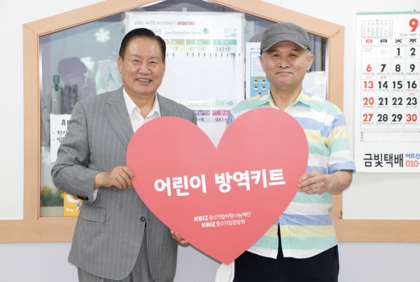 지난 9월 18일 중소기업사랑나눔재단은 서울 금천구 독산1동지역아동센터를 찾아 코로나19 대응을 위한 아동방역키트 32세트를 기증했다. 손인국 사랑나눔재단 이사장(사진 왼쪽)과 유명철 독산지역아동시설장이 기념사진을 찍고 있다.