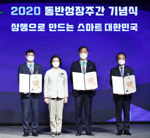 지난 4일 서울 여의도 중소기업중앙회에서 열린 ‘2020 동방성장주간 기념식’에서 박영선 중소벤처기업부 장관(왼쪽 두번째)이 수상자들과 기념촬영을 하고 있다.