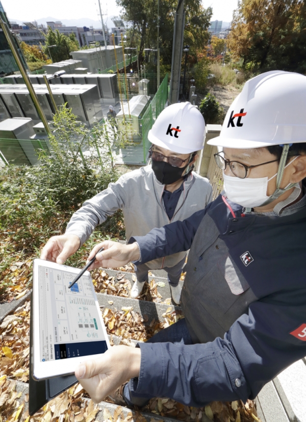 KT 직원들이 KT 대구물류센터에 구축된 수소연료전지 발전설비를 KT-MEG을 통해 실시간으로 점검하고 있다. [KT 제공]