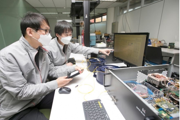 서울 서초구 KT연구개발센터에서 KT 연구원이 양자 채널 자동 절체 복구 기술을 테스트 하고 있다. [KT 제공]