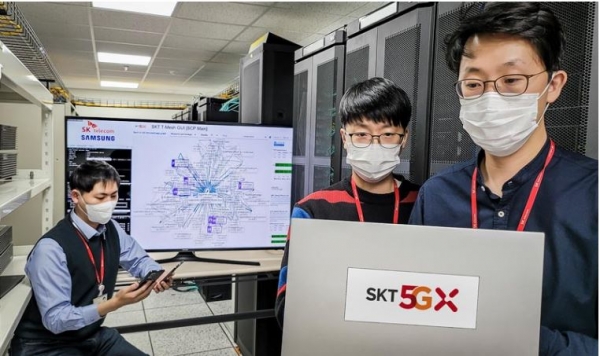 SKT는 삼성전자와 함께 세계 최초로 차세대 클라우드 코어망 기술을 개발했다고 22일 밝혔다. SKT 연구원들이 20일 분당에 위치한 5GX 기술그룹Lab에서 ‘차세대 코어망’의 기술과 장비 성능을 시험해보고 있다. [SKT 제공]