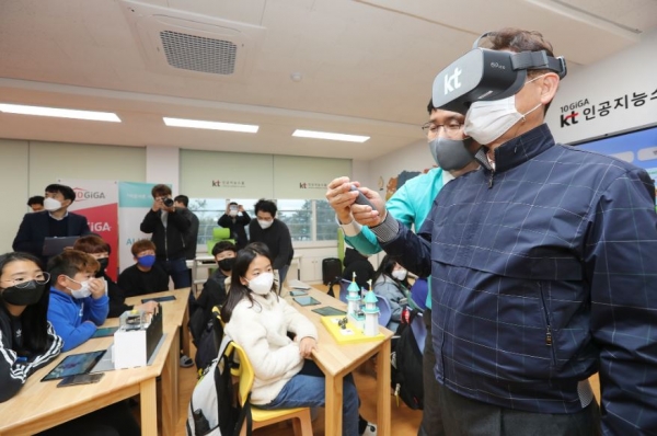 경북 의성군 안계면 안계초등학교 ‘10GiGA AI스쿨’에서 이철우 경상북도지사가 KT 슈퍼 VR 학습 콘텐츠를 체험하고 있다. [KT 제공]