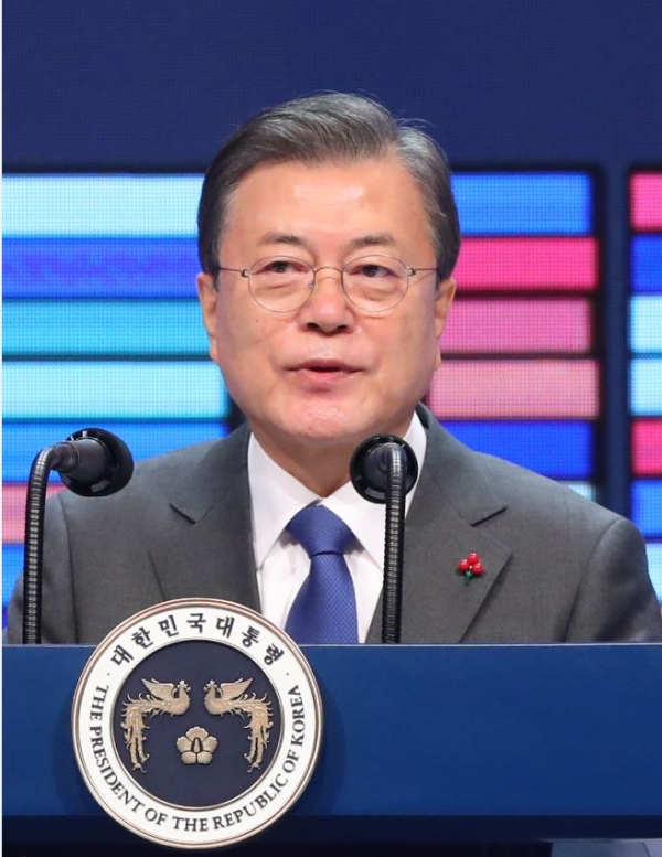 문재인 대통령이 8일 서울 강남구 코엑스에서 열린 '제57회 무역의 날 기념식'에 참석해 축사를 하고 있다.