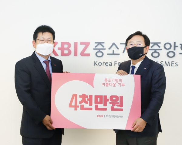 한병준 한국정보산업협동조합 이사장(왼쪽)이 김기문 중소기업사랑나눔재단 명예이사에서 기부금을 전달하고 있다.