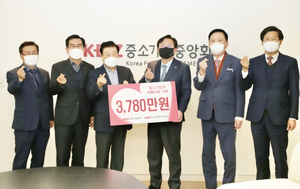조시영 KBIZ AMP 총동문회장(왼쪽에서 세번째)이 김기문 중소기업사랑나눔재단 명예이사장에게 후원금을 전달하고 있다.