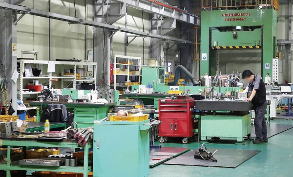 경기 안산 반월공단에 있는 한 자동차부품생산업체에서 금형제작기계들이 멈춰서 있다.