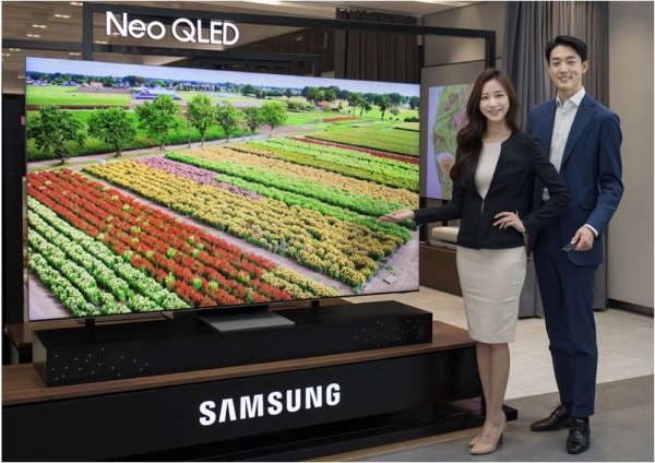 삼성전자 모델이 수원 삼성 디지털시티에서 2021년 신제품 Neo QLED TV를 소개하고 있다. [삼성전자 제공]