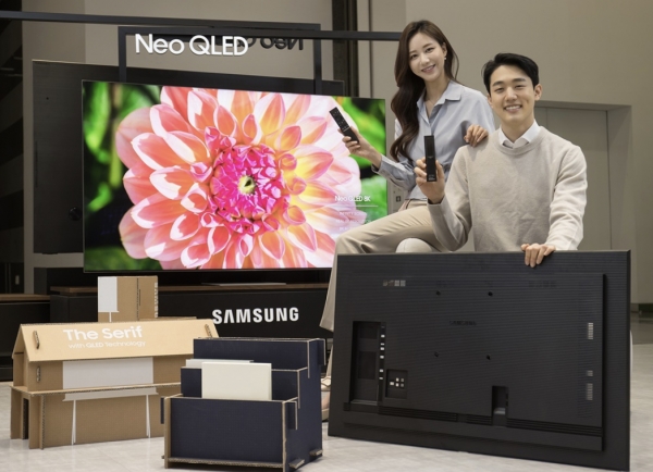 삼성전자 모델이 수원 삼성 디지털시티에서 2021년 신제품 Neo QLED TV와 새롭게 적용된 솔라셀 리모컨, 에코 패키지를 소개하고 있다. [삼성전자 제공]