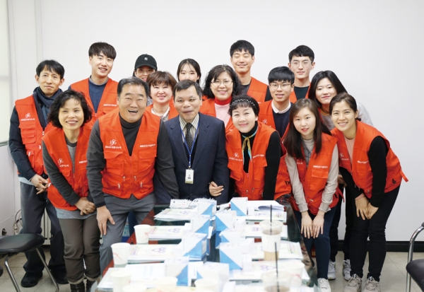 중소기업연합봉사단은 인천시각장애인복지관을 찾아 물품을 후원하고 봉사활동을 진행했다.