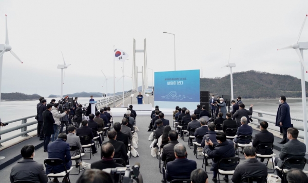 문재인 대통령이 5일 전남 신안군 임자2대교에서 열린 '세계 최대 해상풍력단지 48조 투자협약식'에서 발언하고 있다.
